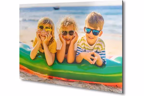 Foto van drie kinderen op het strand op aluminium